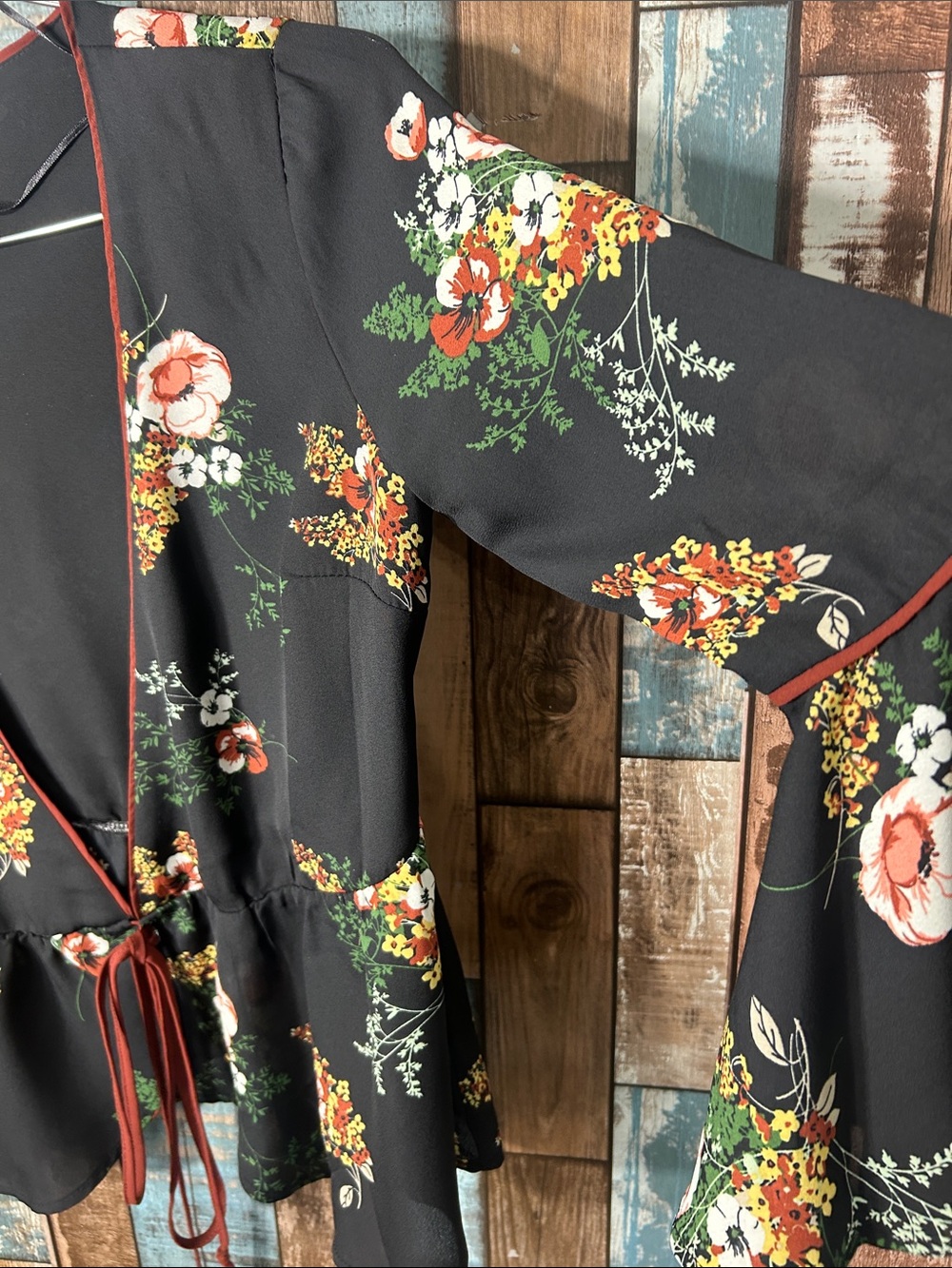 Floral Tie-Front Ruffle flare sleeve top Black - Picture 7 of 16